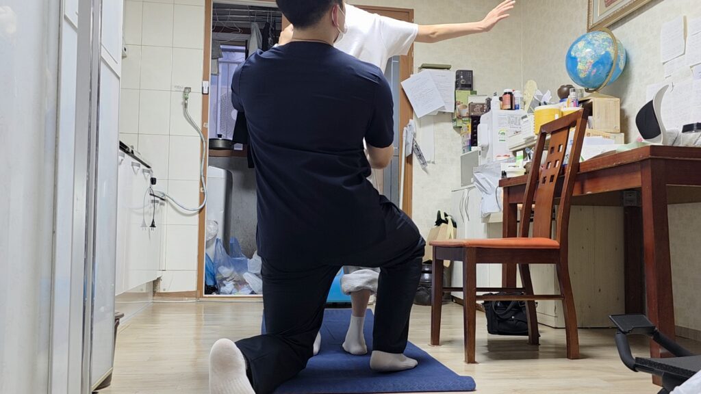 어깨 중재 전 팔 외전 각도 (90도)